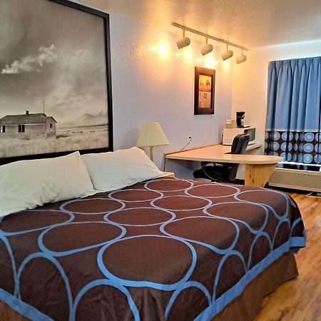 Super 8 By Wyndham Three Hills Ab Hotel Bagian luar foto