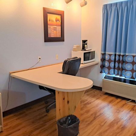 Super 8 By Wyndham Three Hills Ab Hotel Bagian luar foto