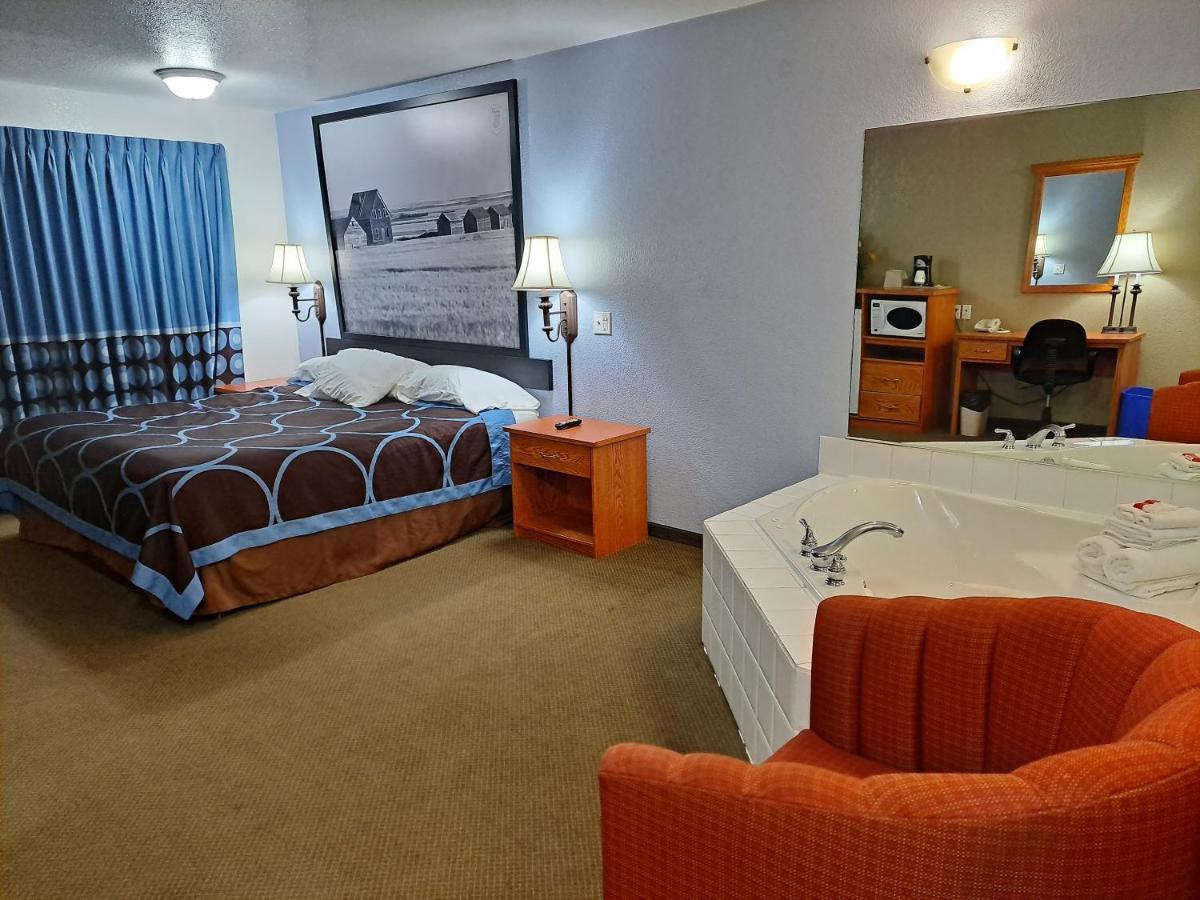 Super 8 By Wyndham Three Hills Ab Hotel Bagian luar foto