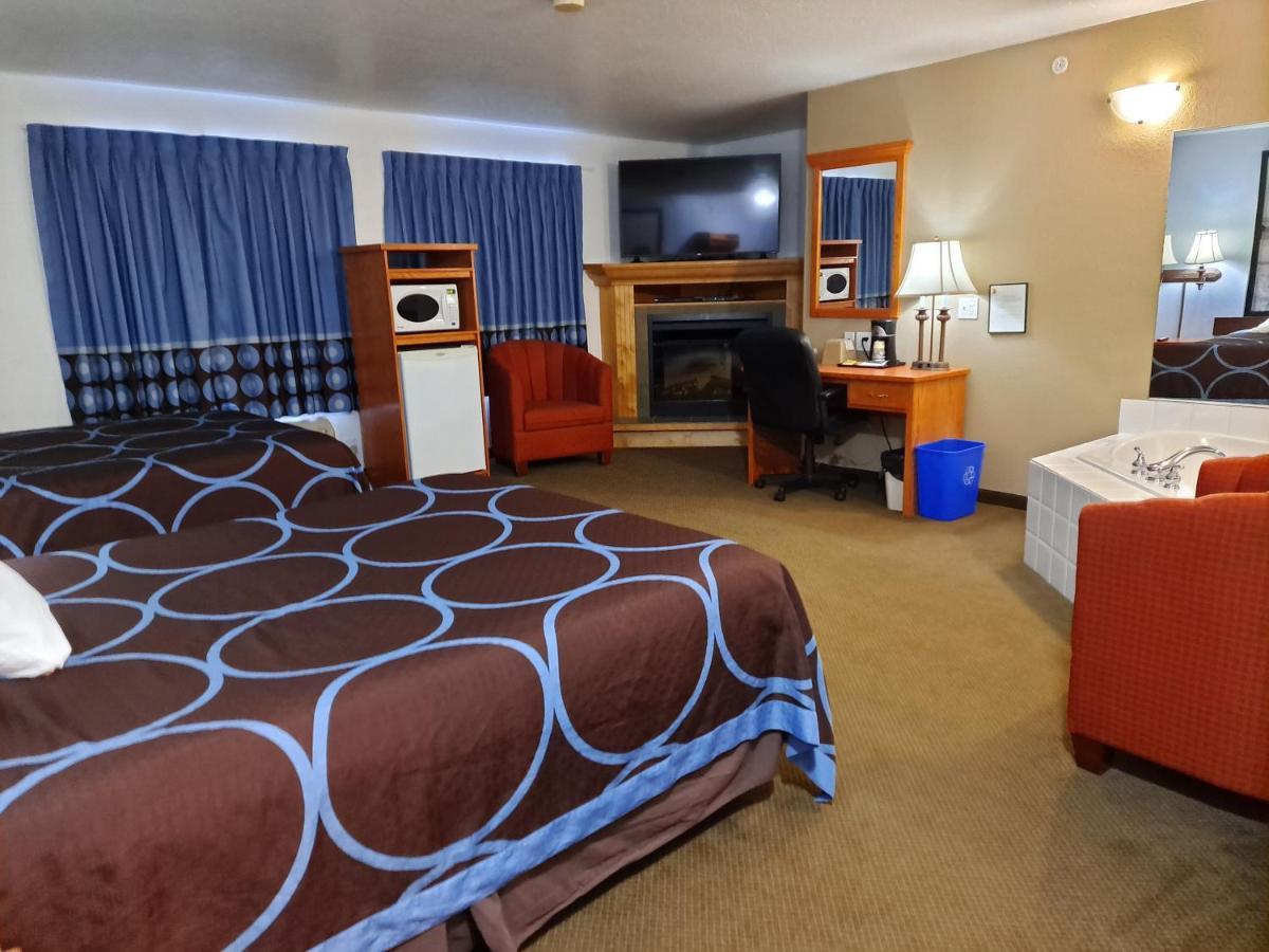 Super 8 By Wyndham Three Hills Ab Hotel Bagian luar foto