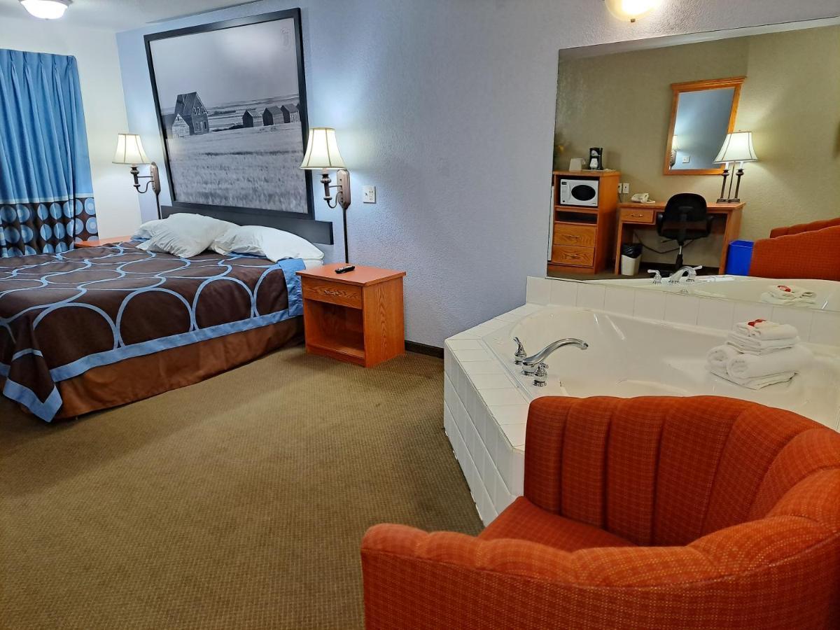 Super 8 By Wyndham Three Hills Ab Hotel Bagian luar foto