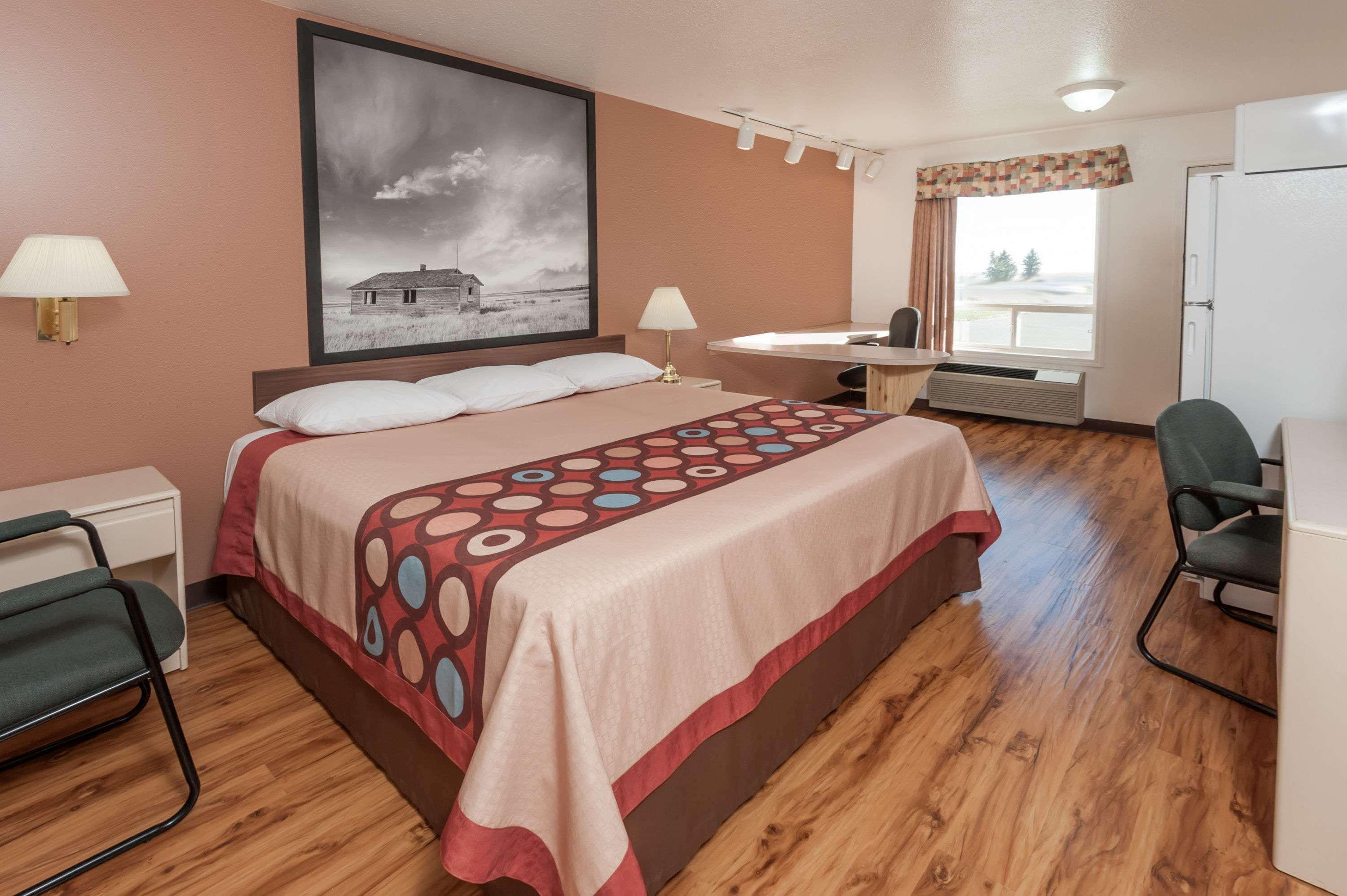 Super 8 By Wyndham Three Hills Ab Hotel Bagian luar foto