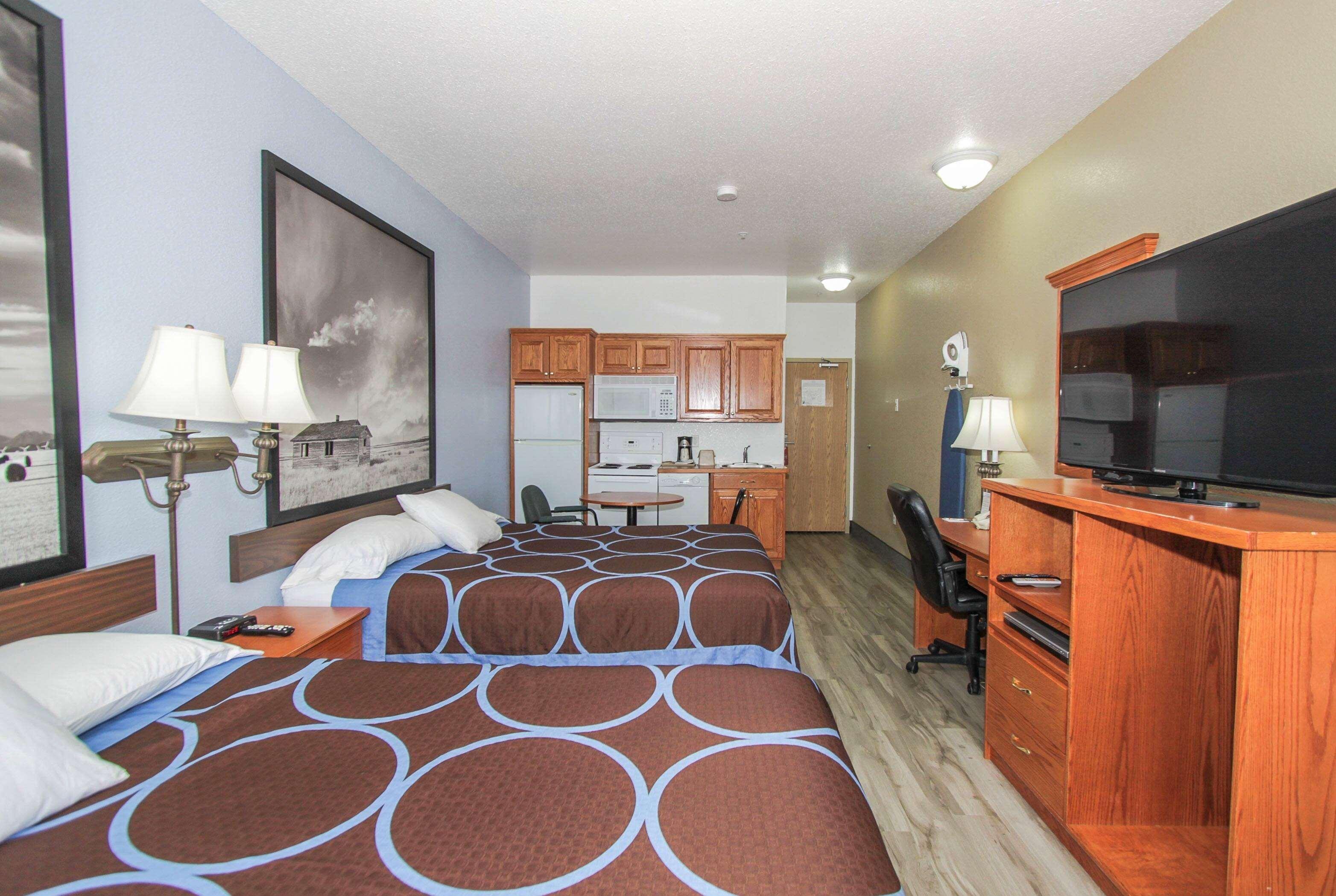Super 8 By Wyndham Three Hills Ab Hotel Bagian luar foto
