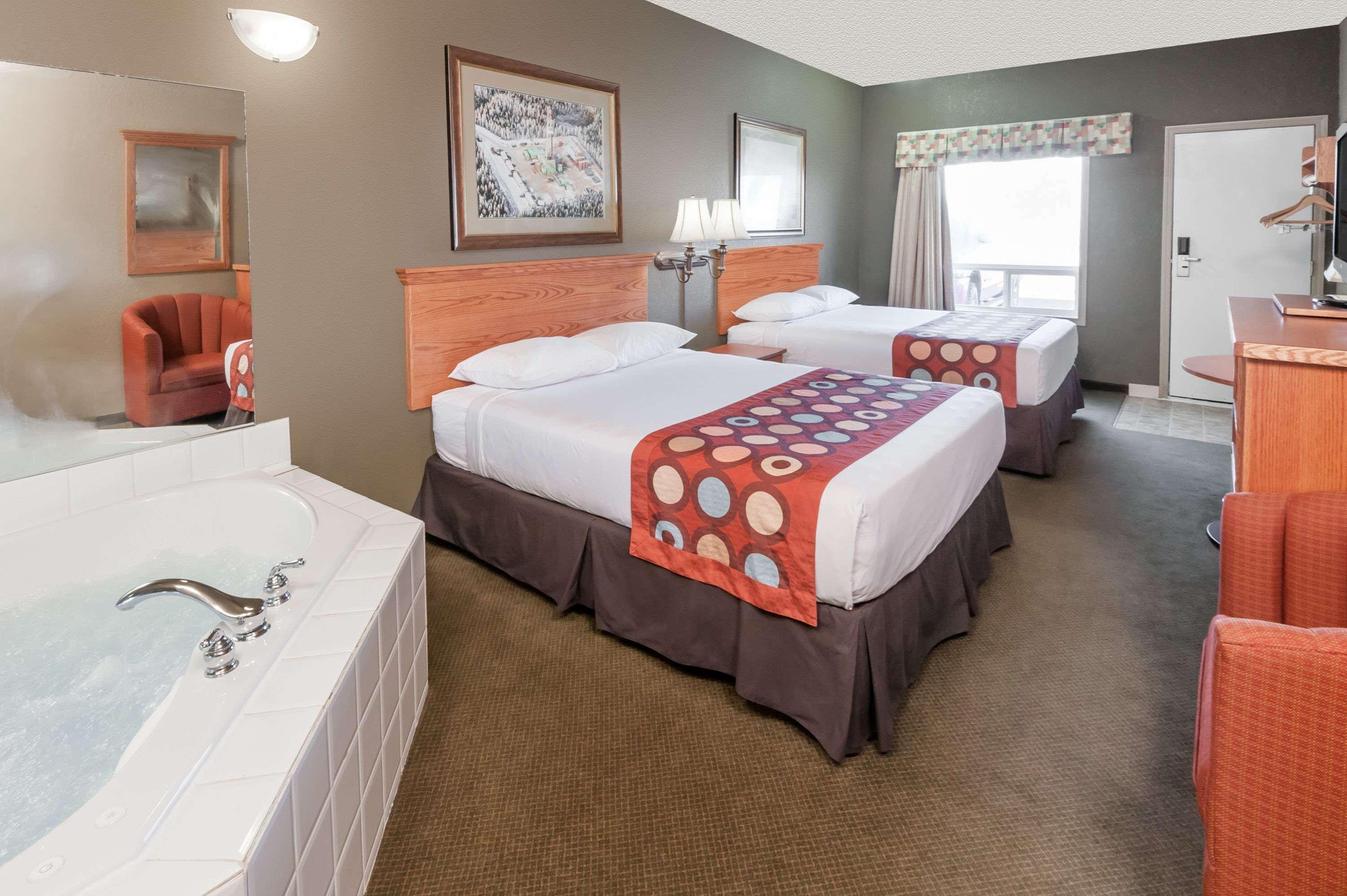 Super 8 By Wyndham Three Hills Ab Hotel Bagian luar foto