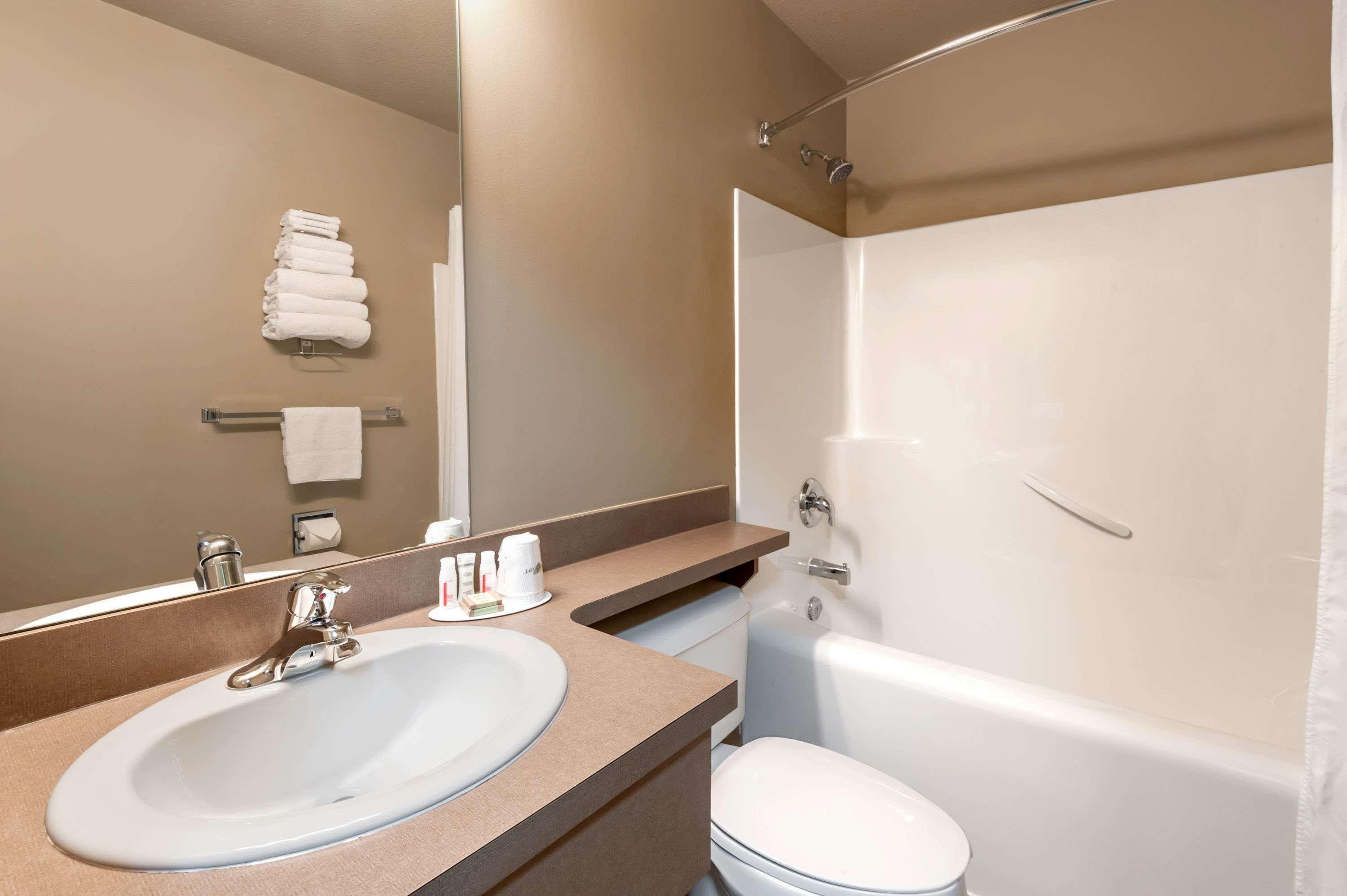 Super 8 By Wyndham Three Hills Ab Hotel Bagian luar foto